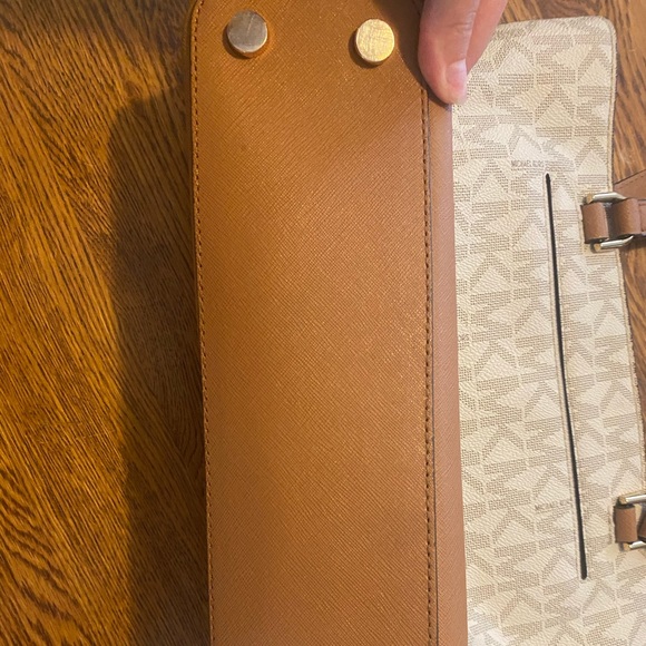 Michael Kors white purse with logo - Picture 3 of 6